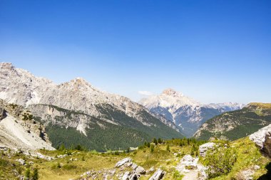 Cristina çatalından Dolomite dağlarının yakınındaki Fratelli Fonda Savio sığınağı, Veneto İtalya