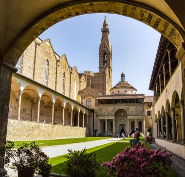 Floransa 'daki Santa Croce kilisesinin avlusuna bak. 25 Nisan 2018 Floransa, Toskana - İtalya