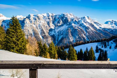 Alplerdeki dağların güzel manzarası