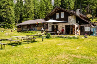 Forno di Zoldo 'daki Casera Bosconero sığınağının manzarası. Haziran 2019 Forno di Zoldo, Belluno - İtalya