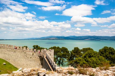 Castiglione del Lago kalesinden Trasimeno Gölü manzarası. 16 Haziran 2018 Castiglione del Lago, Umbria - İtalya