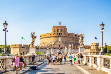 Vatikan 'daki Sant Angelo Kalesi manzarası. Ağustos 2019 Vatikan, Roma - İtalya