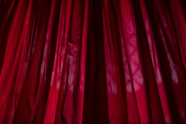 Kırmızı perdeleri kapatın.