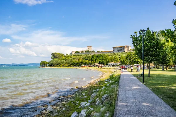 Castiglione del Lago köyündeki Trasimeno Gölü kıyısına bakın. 16 Haziran 2018 Castiglione del Lago, Umbria - İtalya