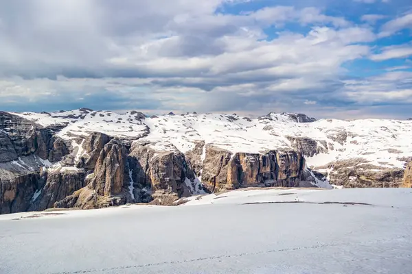 İtalya, Trentino alto Adige, Pordoi Geçidi 'ndeki Maria Sığınağı' ndan dağ manzarası