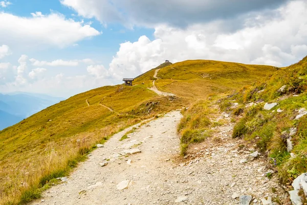 Dağlı ve mavi gökyüzü olan dağ manzarası