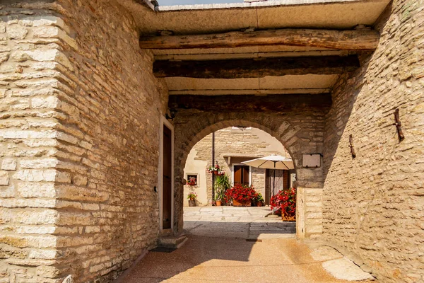 Ortaçağ tarzında bir taş ev.