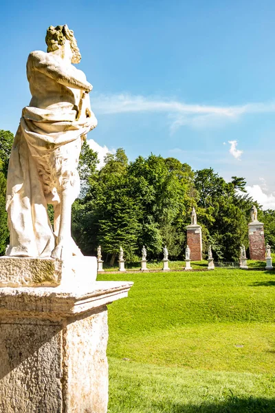Villa Revedin Bolasco Gölü manzarası. 8 Haziran 2019 Castelfranco Veneto, Treviso - İtalya