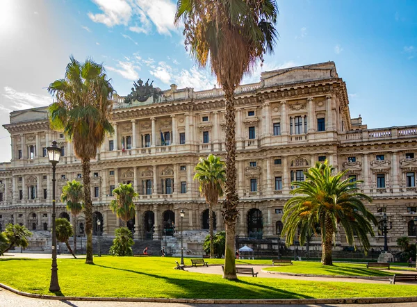 Roma 'daki Temyiz Mahkemesi binasının manzarası. Ağustos 2019 Roma, Lazio - İtalya