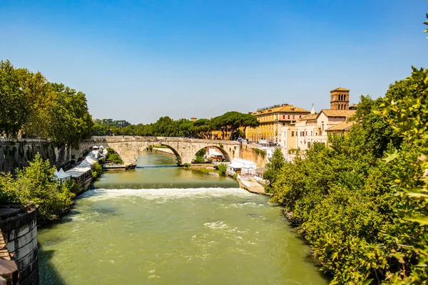 Roma 'daki Tiber Nehri' ndeki bir köprüden görüntü. Ağustos 2019 Roma, Lazio - İtalya