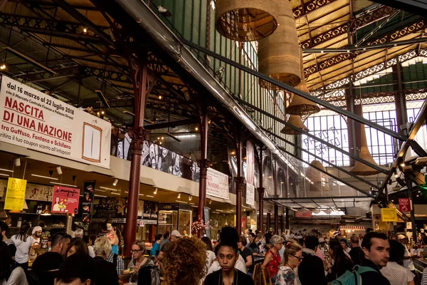 Floransa pazarının iç manzarası. 23 Nisan 2018 Floransa, Toskana - İtalya