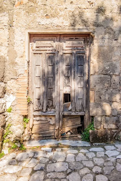 Παλιά Κατεστραμμένη Ξύλινη Πόρτα Στην Παλιά Πόλη Της Caserta — Φωτογραφία Αρχείου