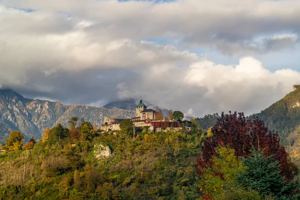 Herbstlandschaft Mit Bäumen Und Bergen — Stockfoto