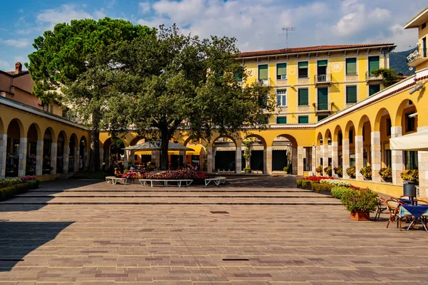 브레시아 지방의 가르도 리비에라 근처에 피아자 굴리엘모 마르코니 Piazza Guglielmo — 스톡 사진