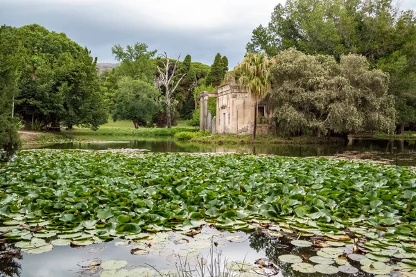 Uitzicht Het Huis Van Tuinman Met Een Vijver Engelse Tuin — Stockfoto