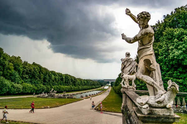 Vista Sul Giardino Con Laghetto Dei Pesci Della Reggia Caserta — Foto Stock