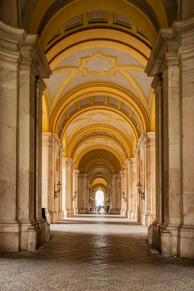 Caserta Kraliyet Sarayı 'nın dış koridoru. 17 Haziran 2018 Caserta, Campania - İtalya