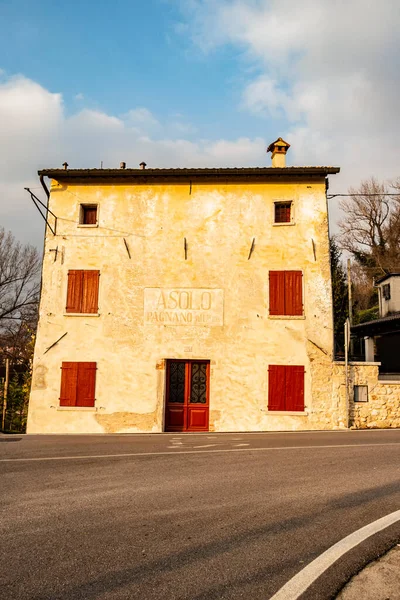 Akdeniz şehrinde eski tuğla duvar