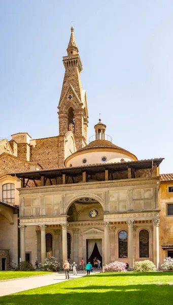 フィレンツェのサンタ クローチェ教会の中庭をご覧ください 4月25 2018フィレンツェ トスカーナ州 イタリア — ストック写真