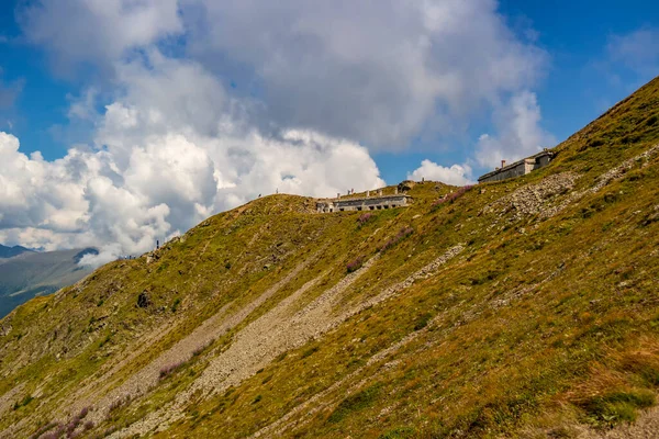 Bela Paisagem Com Montanhas Nuvens — Fotografia de Stock