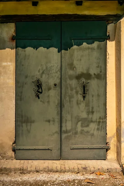 Porta Madeira Velha Com Uma Janela — Fotografia de Stock