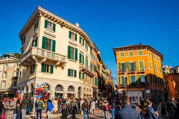 Рим, Италия-июнь 2017: туристы, посещающие улицу Венице, Тоскану, итал