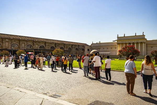 Vatikan Müzesi 'ndeki Pigna avlusunun manzarası. Ağustos 2019 Vatikan, Roma - İtalya
