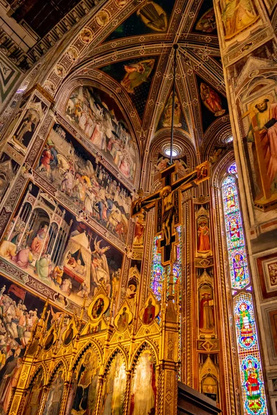 Floransa 'daki Santa Croce Kilisesi' nin ana sunağına bakın. 25 Nisan 2018 Floransa, Toskana - İtalya