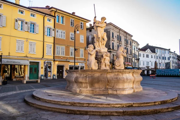 고리치아의 비토리아 광장에 해왕성의 샘에서 바라본다 2018 Gorizia Friuli Venezia — 스톡 사진