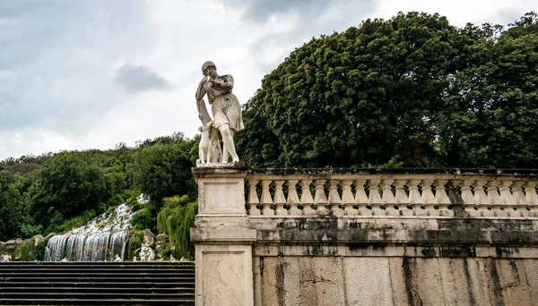 カゼルタ王宮の彫像と滝の眺め 6月2018カゼルタ カンパニア イタリア — ストック写真