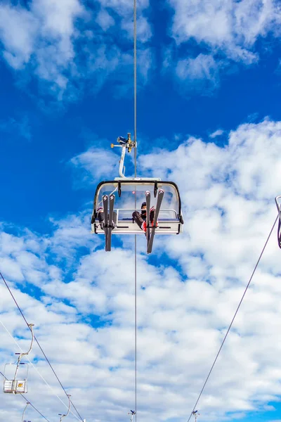 Högspänningskabel Bil Bakgrunden Blå Himmel — Stockfoto