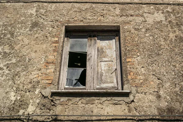 Παλιό Κατεστραμμένο Ξύλινο Παράθυρο Στην Παλιά Πόλη Της Caserta — Φωτογραφία Αρχείου