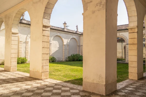 Blick Auf Einen Innenhof Mit Garten — Stockfoto