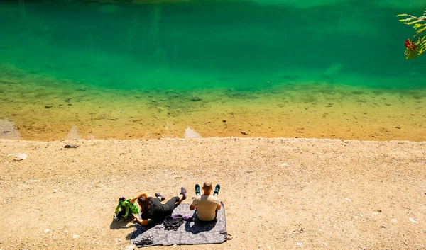 Два Человека Отдыхают Озера — стоковое фото