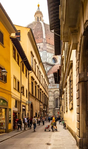 Vista Cúpula Catedral Florencia Desde Una Calle Abril 2018 Florencia —  Fotos de Stock