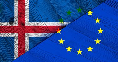 İzlanda ve Avrupa Birliği 'nin dekoratif renkli bayraklarının ahşap arka planı