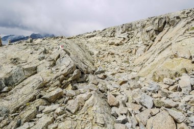 Yüksek dağ manzaralı kayalar ve bulutlar. Monte Pejo, Trentino Alto Adige - İtalya
