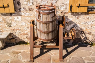 Eski ahşap tereyağı makinesi