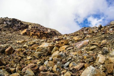 Dağları ve kayaları olan dağ manzarası