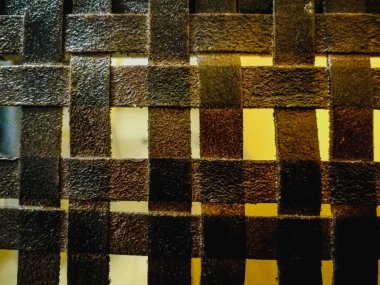 Örgülü deriden siyah çizgiler.