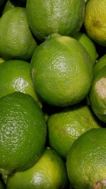 Taze yeşil limon meyveleri