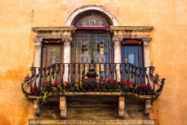 Harika antika teras dekore edilmiş.