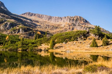 Mavi gölü olan güzel sonbahar dağ manzarası