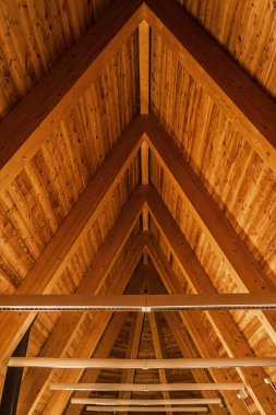 Ahşap bir çatının içi.
