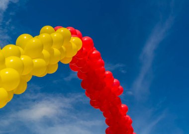Sarı ve kırmızı balonlu mavi gökyüzü