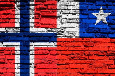 Tuğla duvarda Norveç ve Chili bayrakları