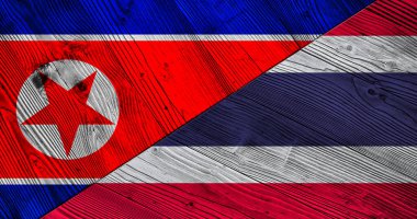Kuzey Kore ve Tayland 'ın dekoratif renkli bayraklarının ahşap arka planı 