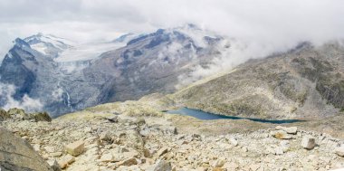 Passo del Tonale, Lombardiya 'daki karanlık göl manzarası