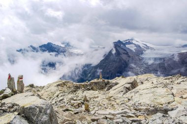 Yüksek dağ manzaralı kayalar ve bulutlar. Monte Pejo, Trentino Alto Adige - İtalya