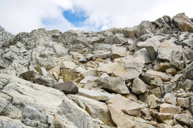 Yüksek dağ manzaralı kayalar ve bulutlar. Monte Pejo, Trentino Alto Adige - İtalya